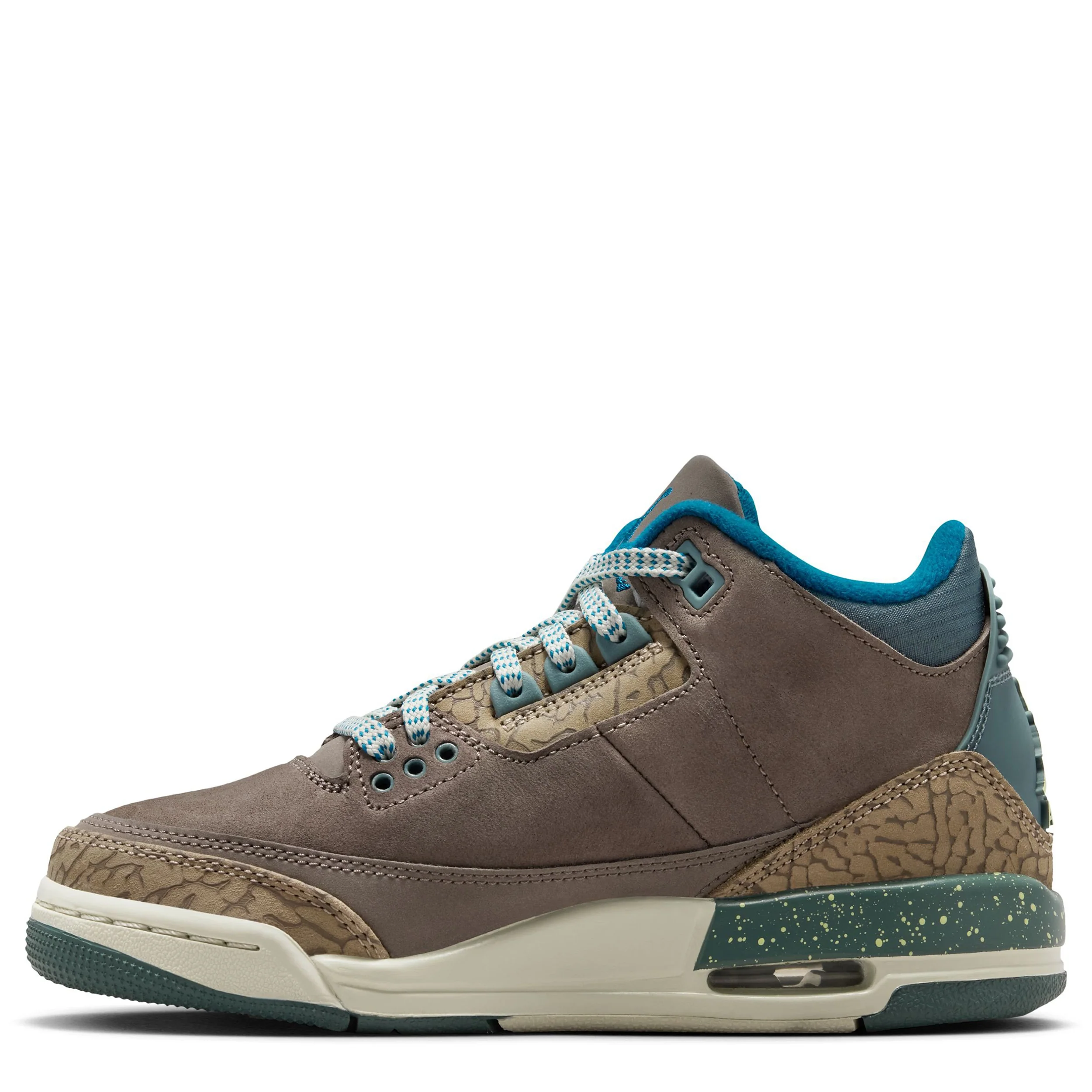 Air Jordan 3 Retro (Big Kid) - Image 2