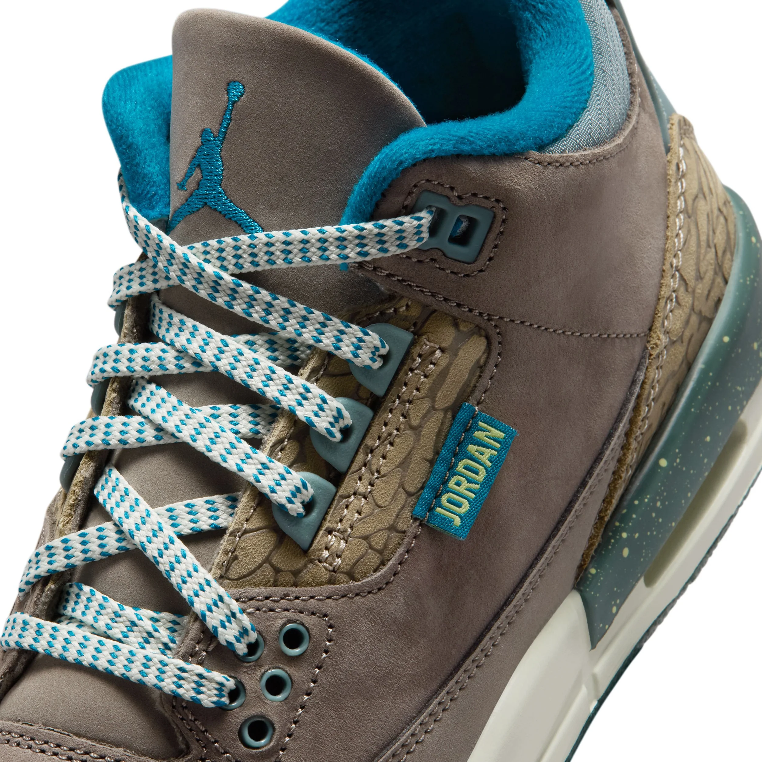 Air Jordan 3 Retro (Big Kid) - Image 7